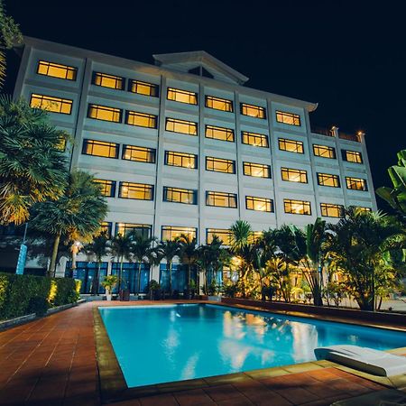 Sisombat Plaza Hotel Vang Vieng Exteriör bild