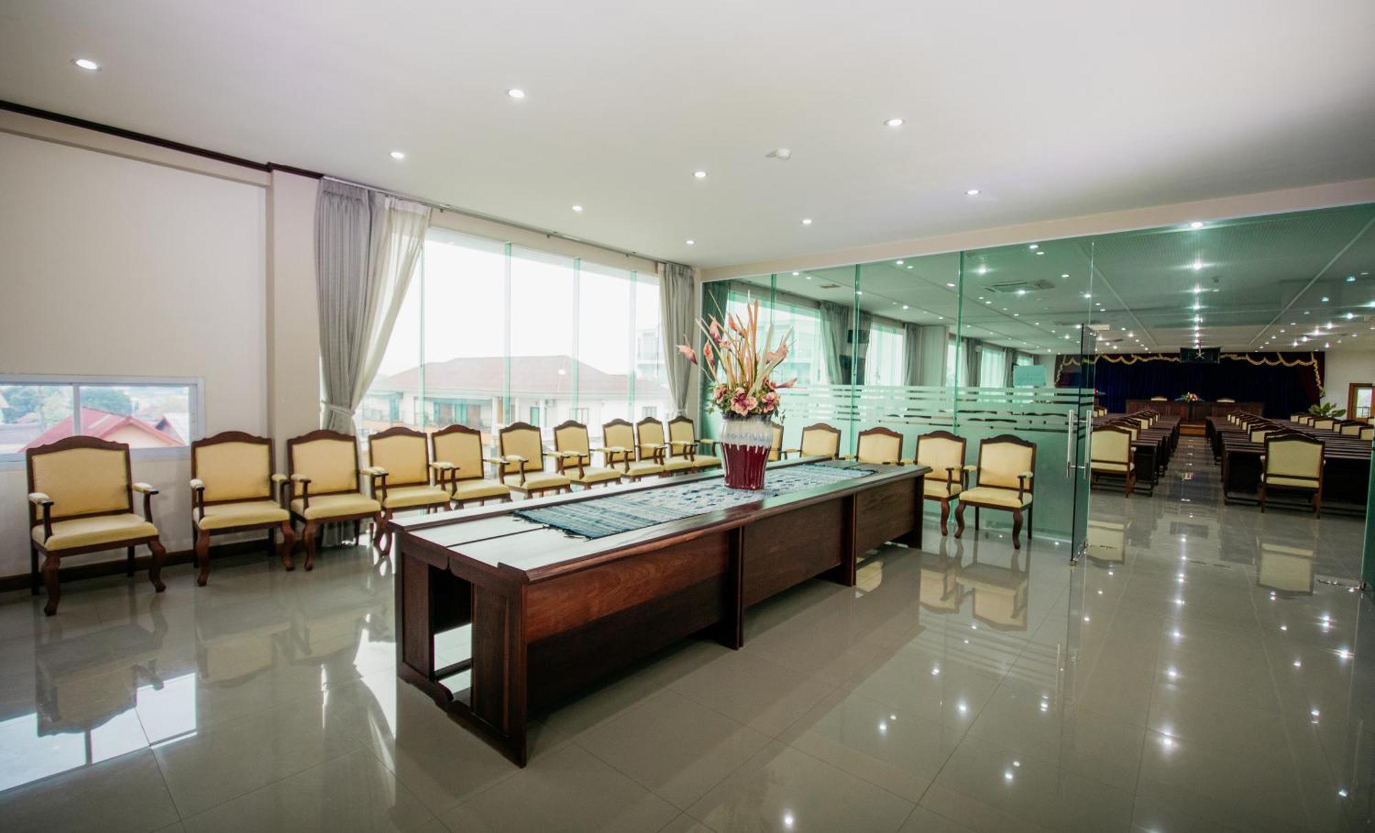 Sisombat Plaza Hotel Vang Vieng Exteriör bild