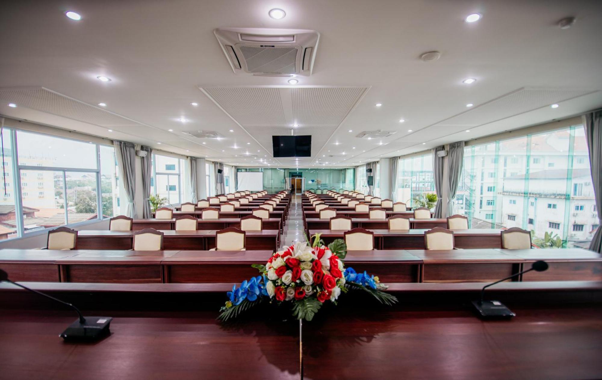 Sisombat Plaza Hotel Vang Vieng Exteriör bild