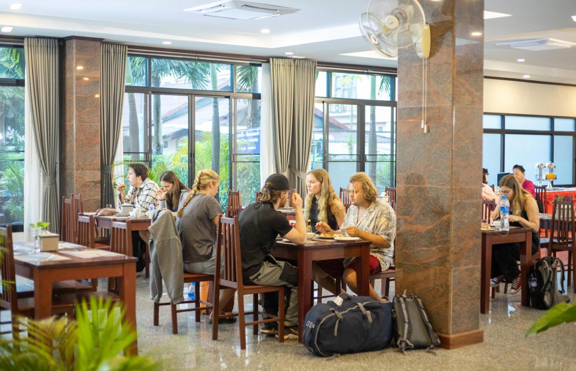 Sisombat Plaza Hotel Vang Vieng Exteriör bild