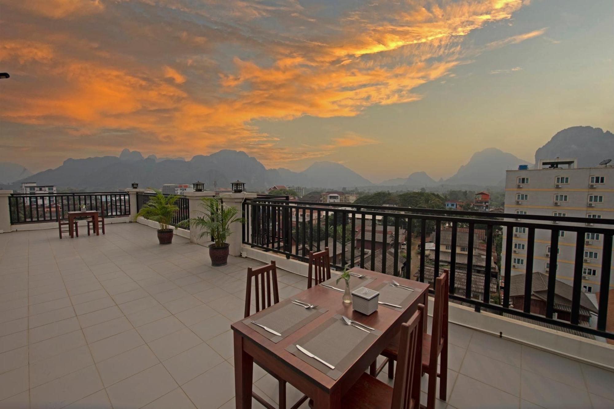 Sisombat Plaza Hotel Vang Vieng Exteriör bild