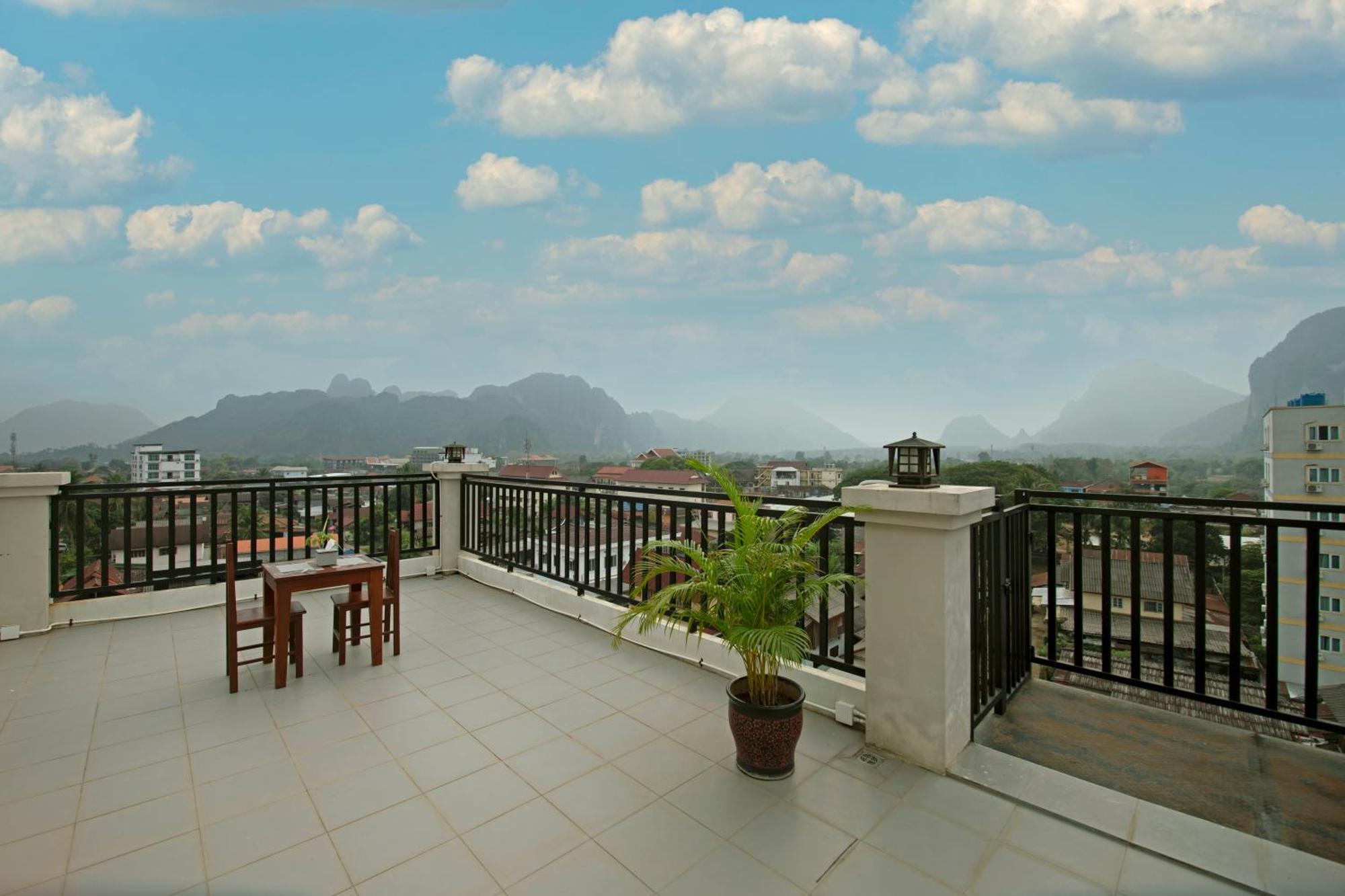 Sisombat Plaza Hotel Vang Vieng Exteriör bild