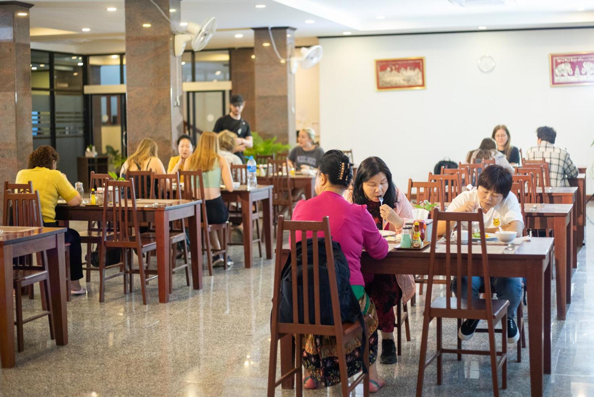 Sisombat Plaza Hotel Vang Vieng Exteriör bild