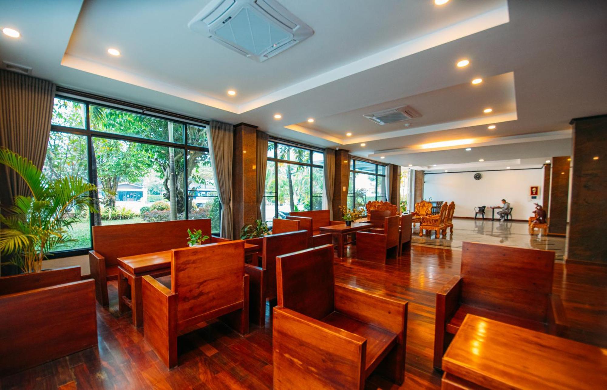 Sisombat Plaza Hotel Vang Vieng Exteriör bild