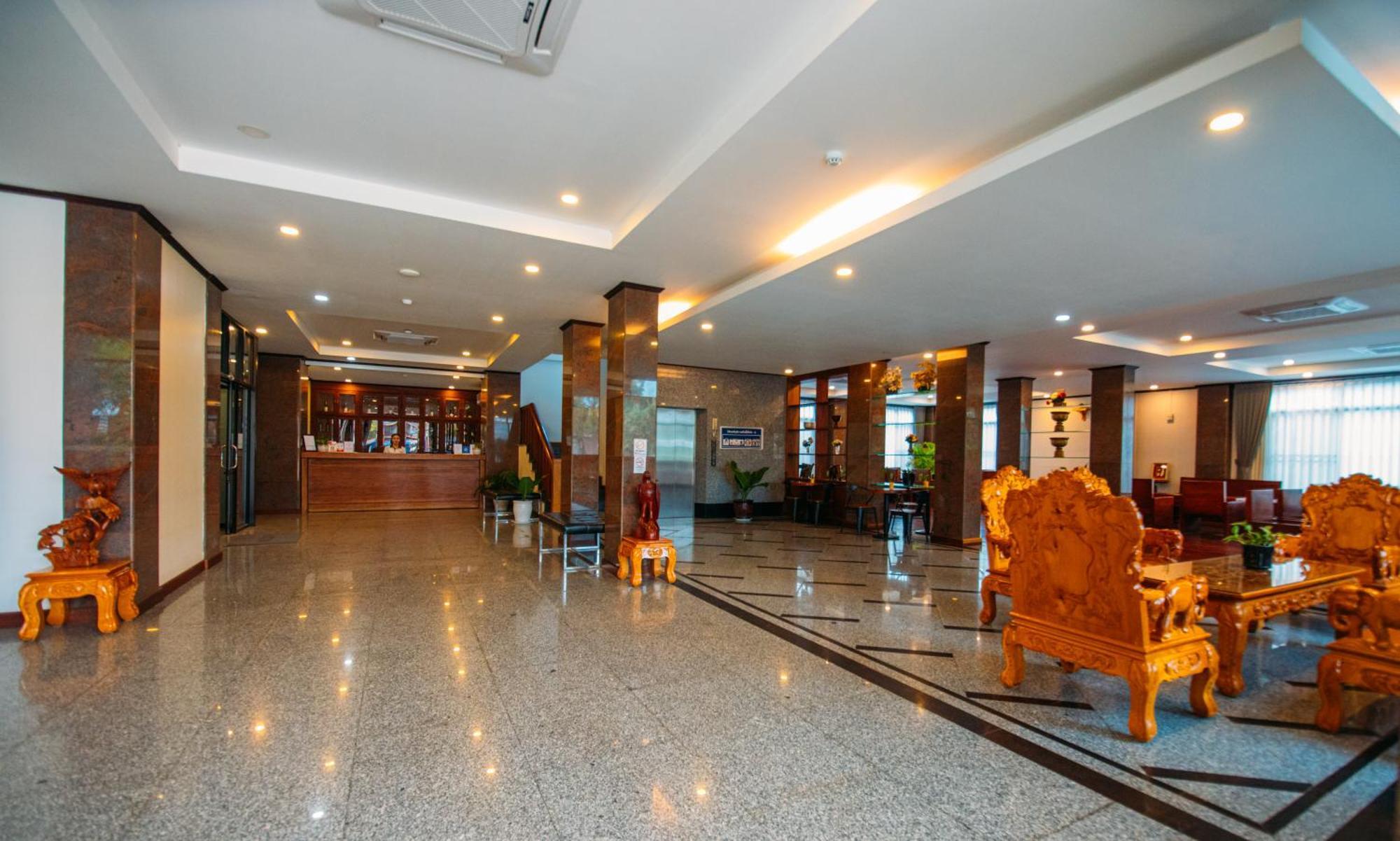 Sisombat Plaza Hotel Vang Vieng Exteriör bild