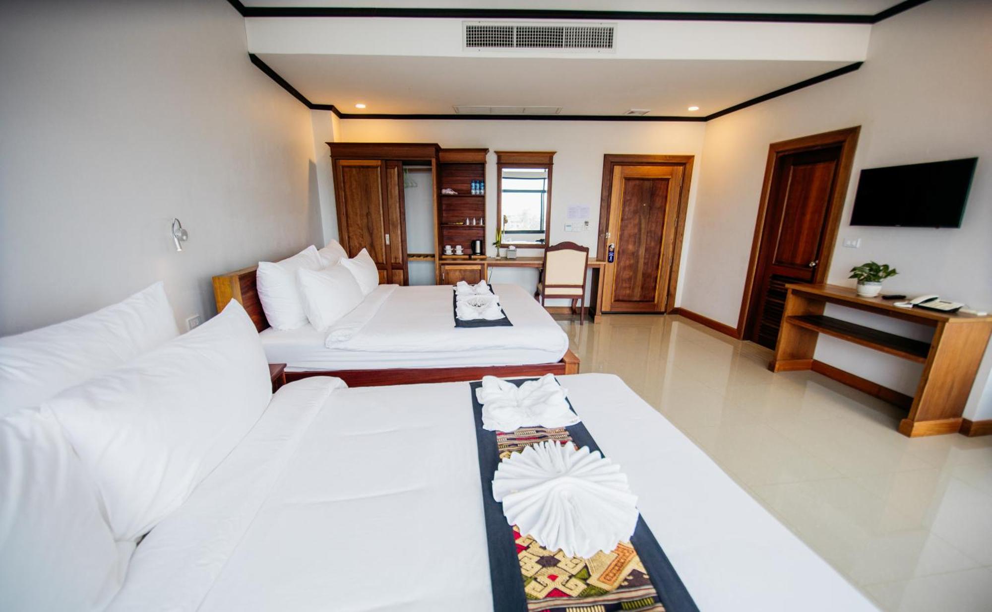 Sisombat Plaza Hotel Vang Vieng Exteriör bild