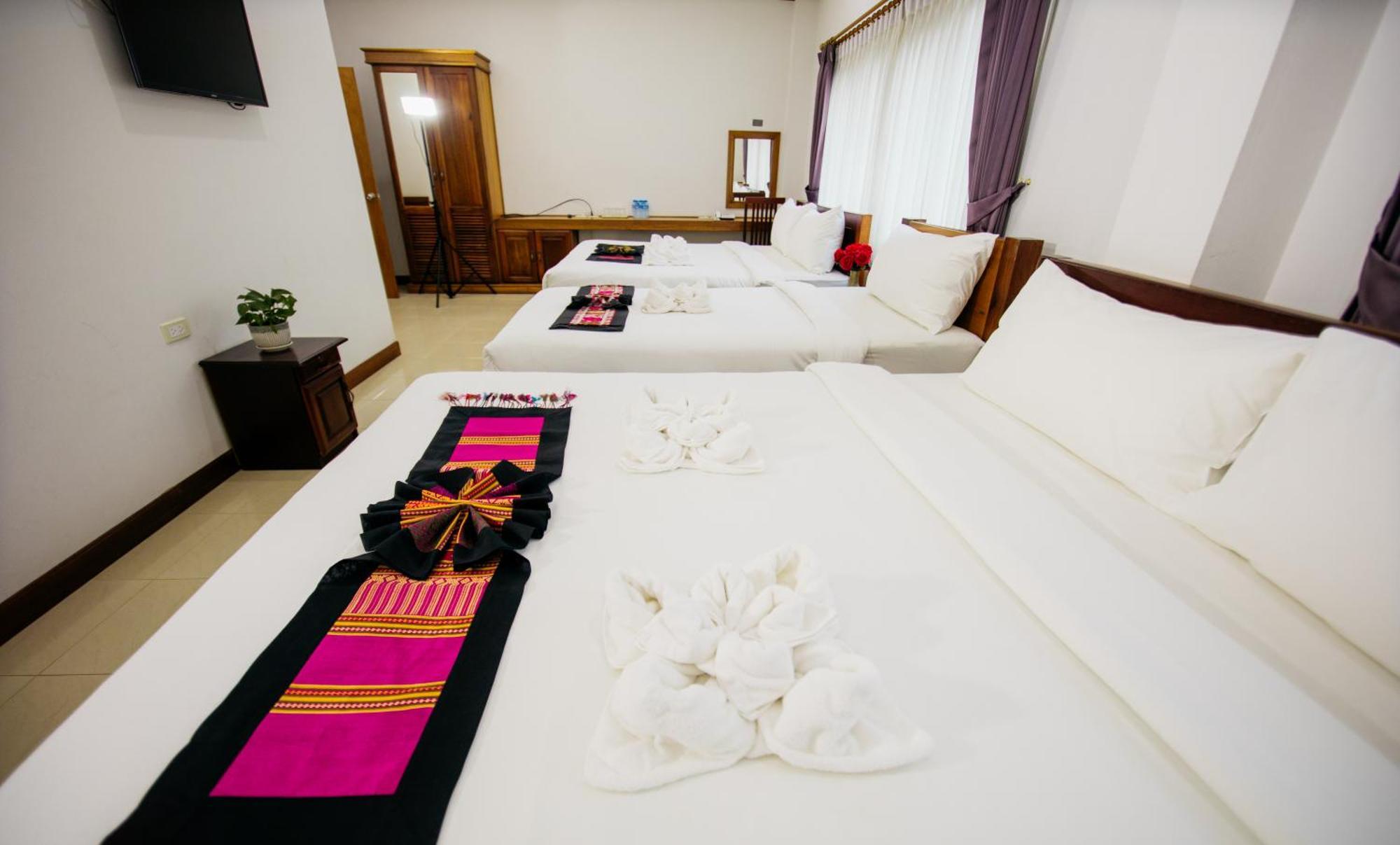 Sisombat Plaza Hotel Vang Vieng Exteriör bild