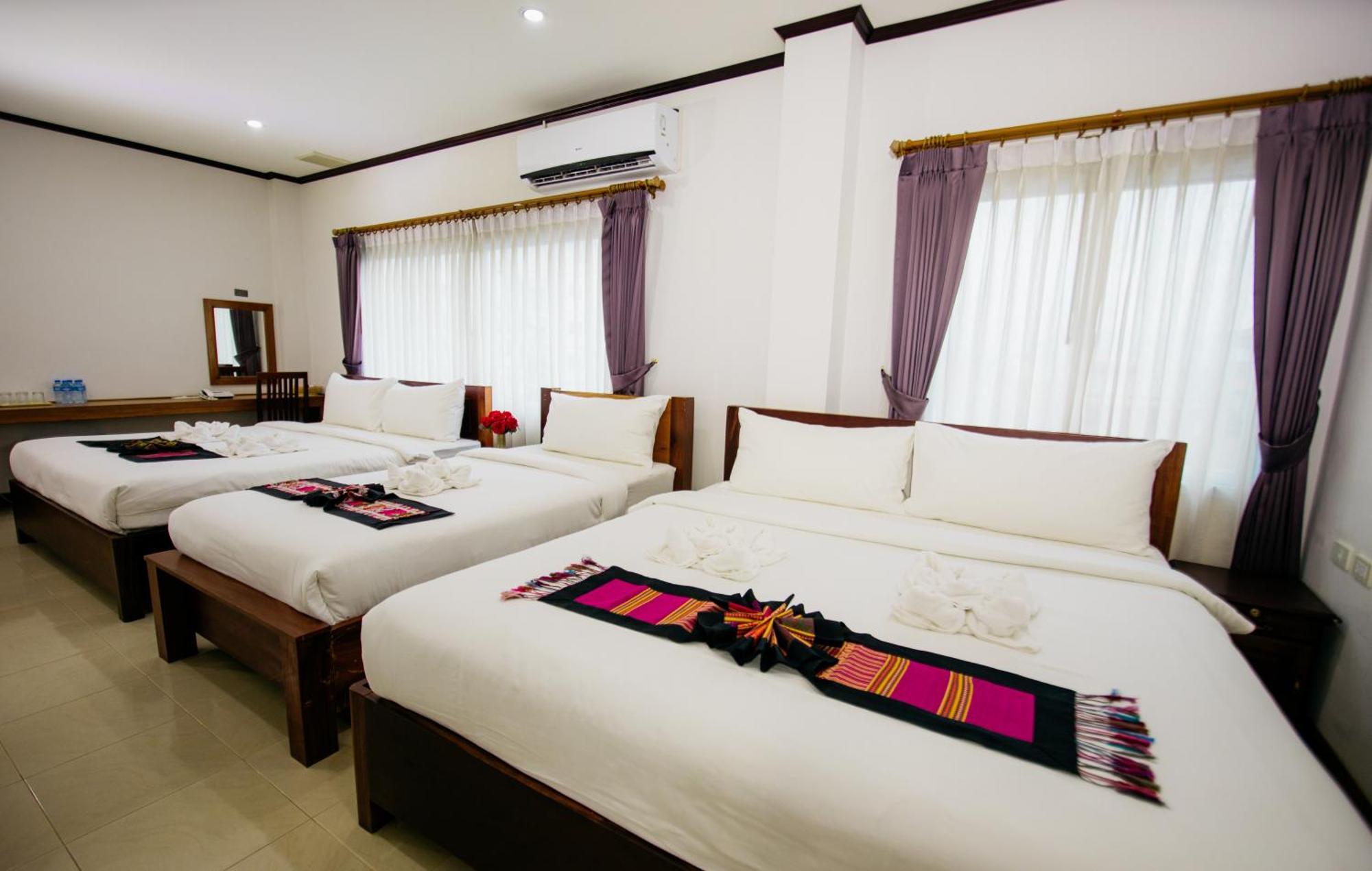 Sisombat Plaza Hotel Vang Vieng Exteriör bild