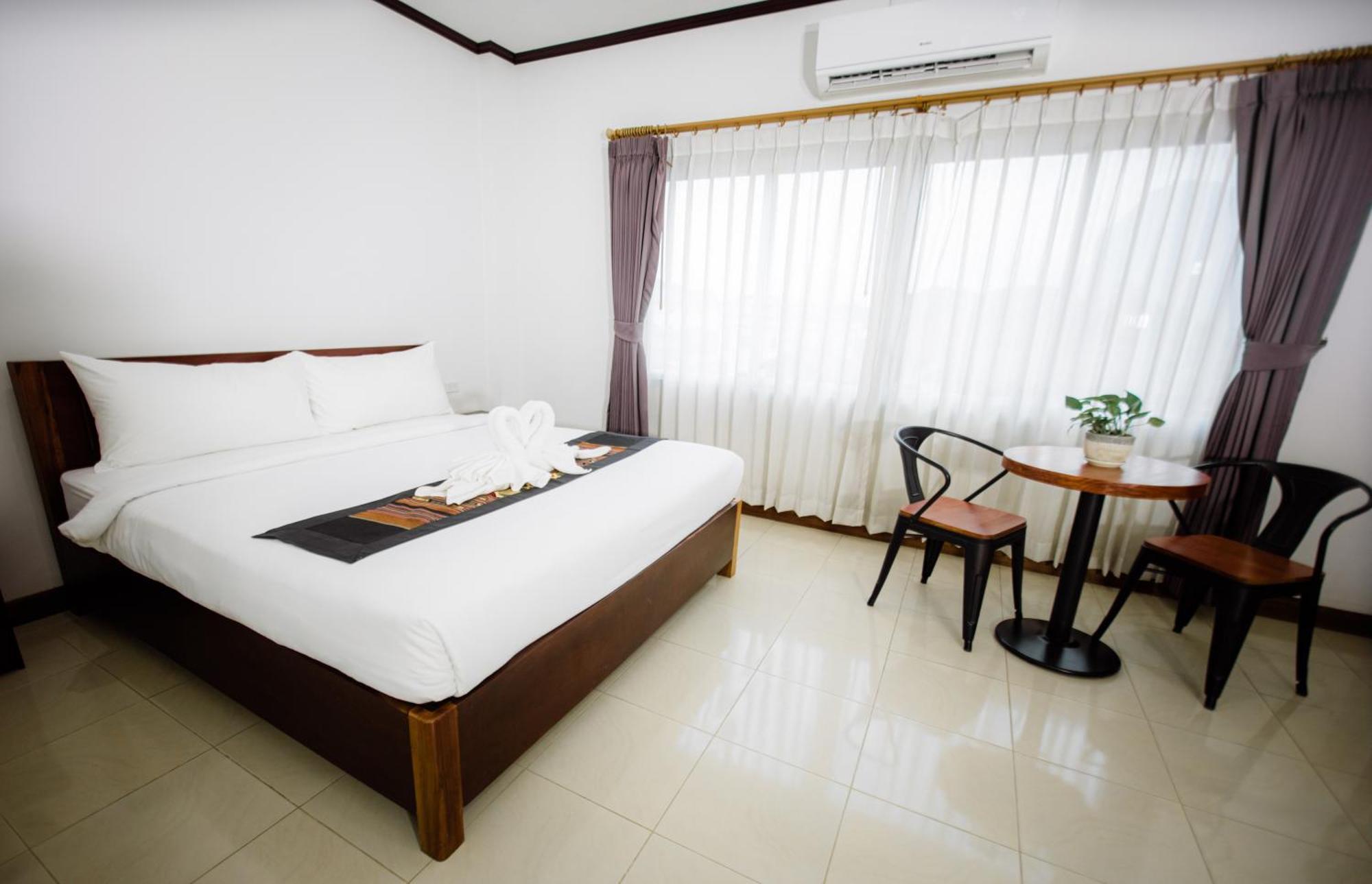 Sisombat Plaza Hotel Vang Vieng Exteriör bild