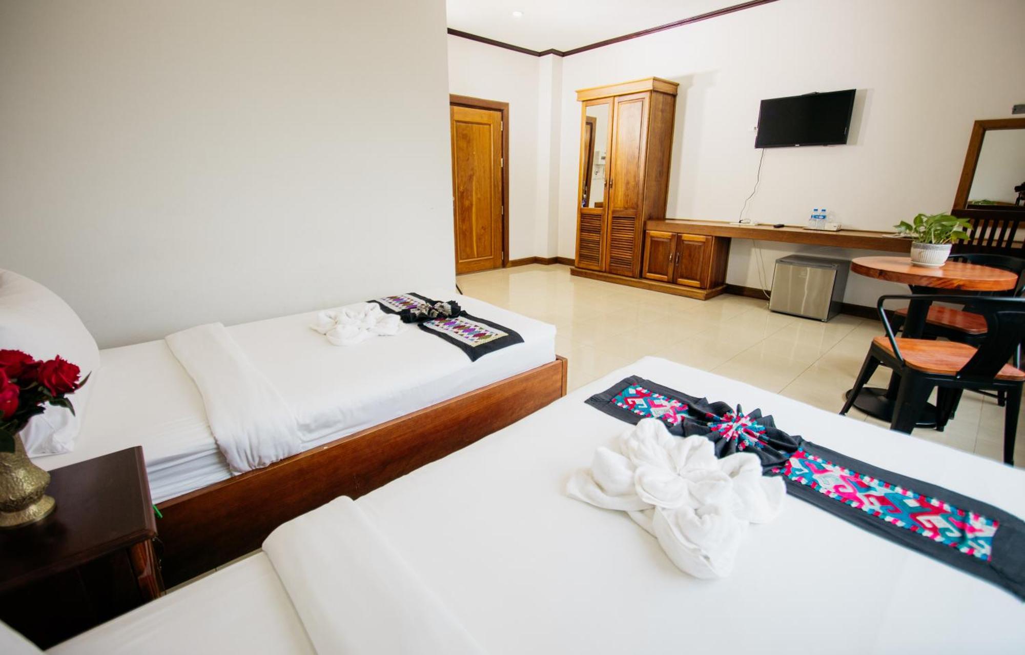 Sisombat Plaza Hotel Vang Vieng Exteriör bild