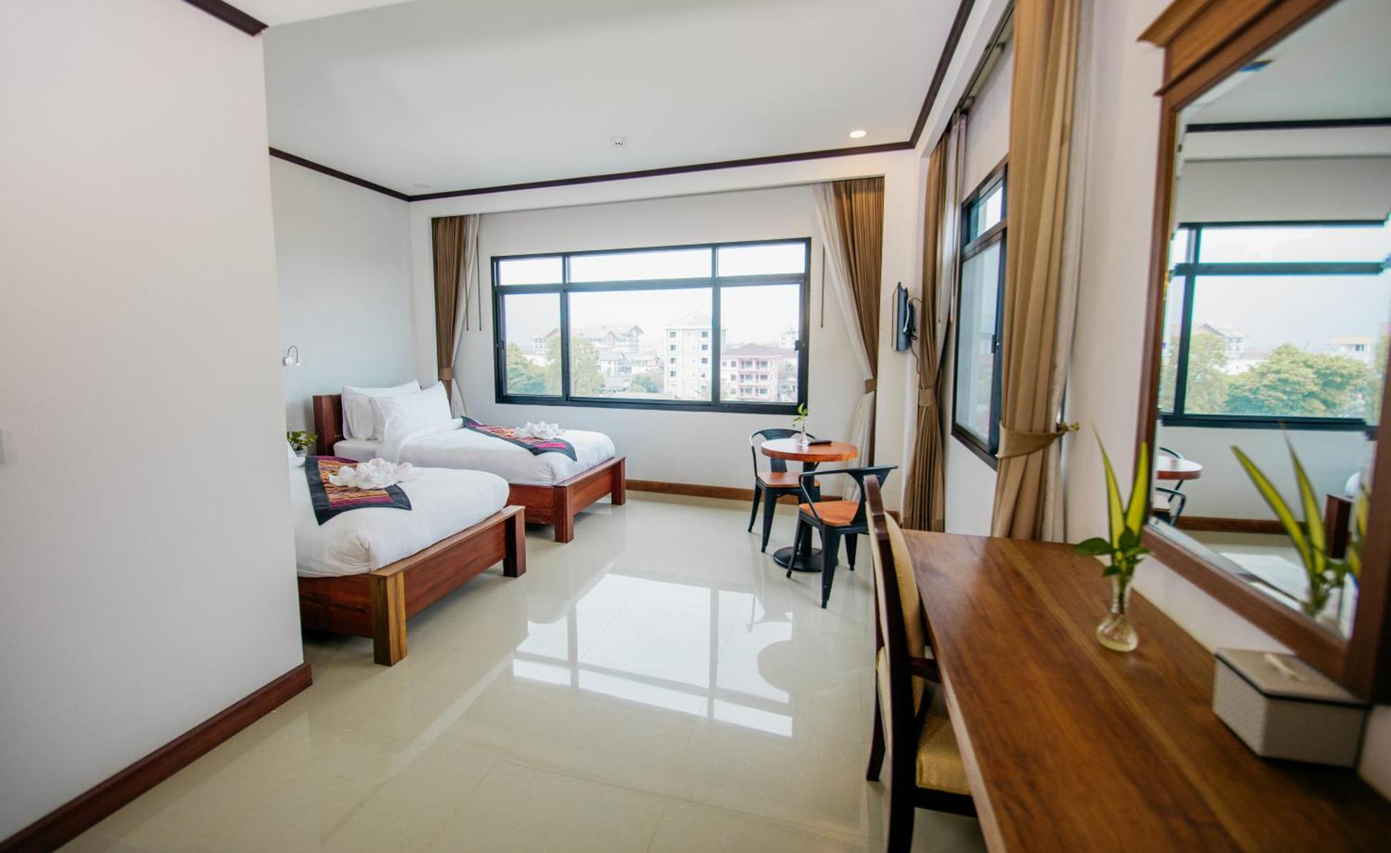 Sisombat Plaza Hotel Vang Vieng Exteriör bild