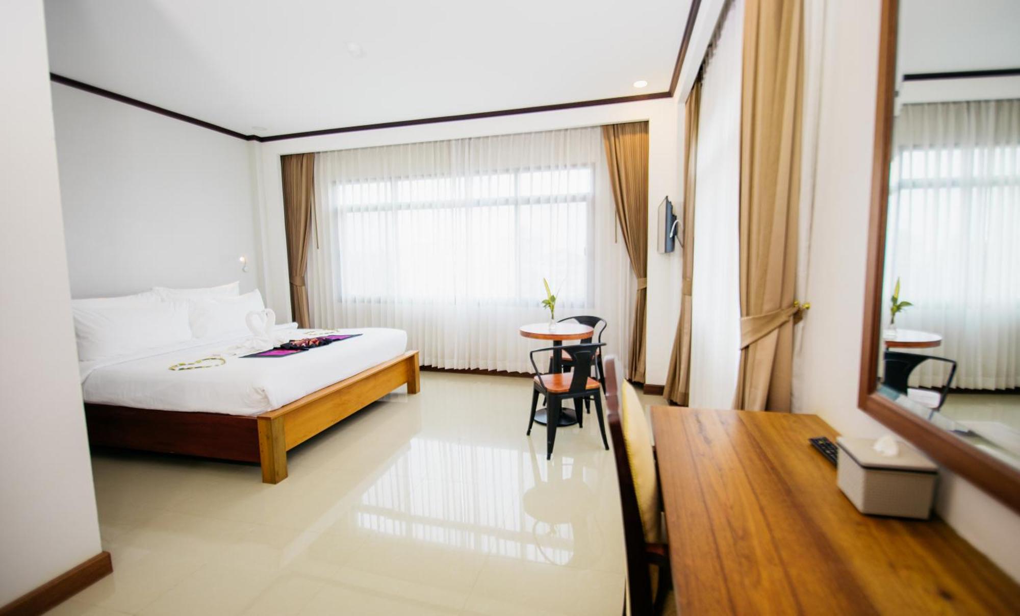 Sisombat Plaza Hotel Vang Vieng Exteriör bild