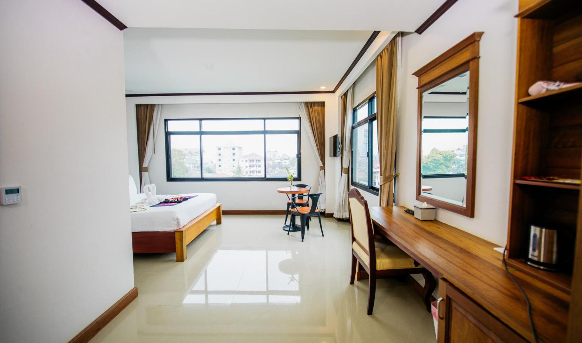 Sisombat Plaza Hotel Vang Vieng Exteriör bild