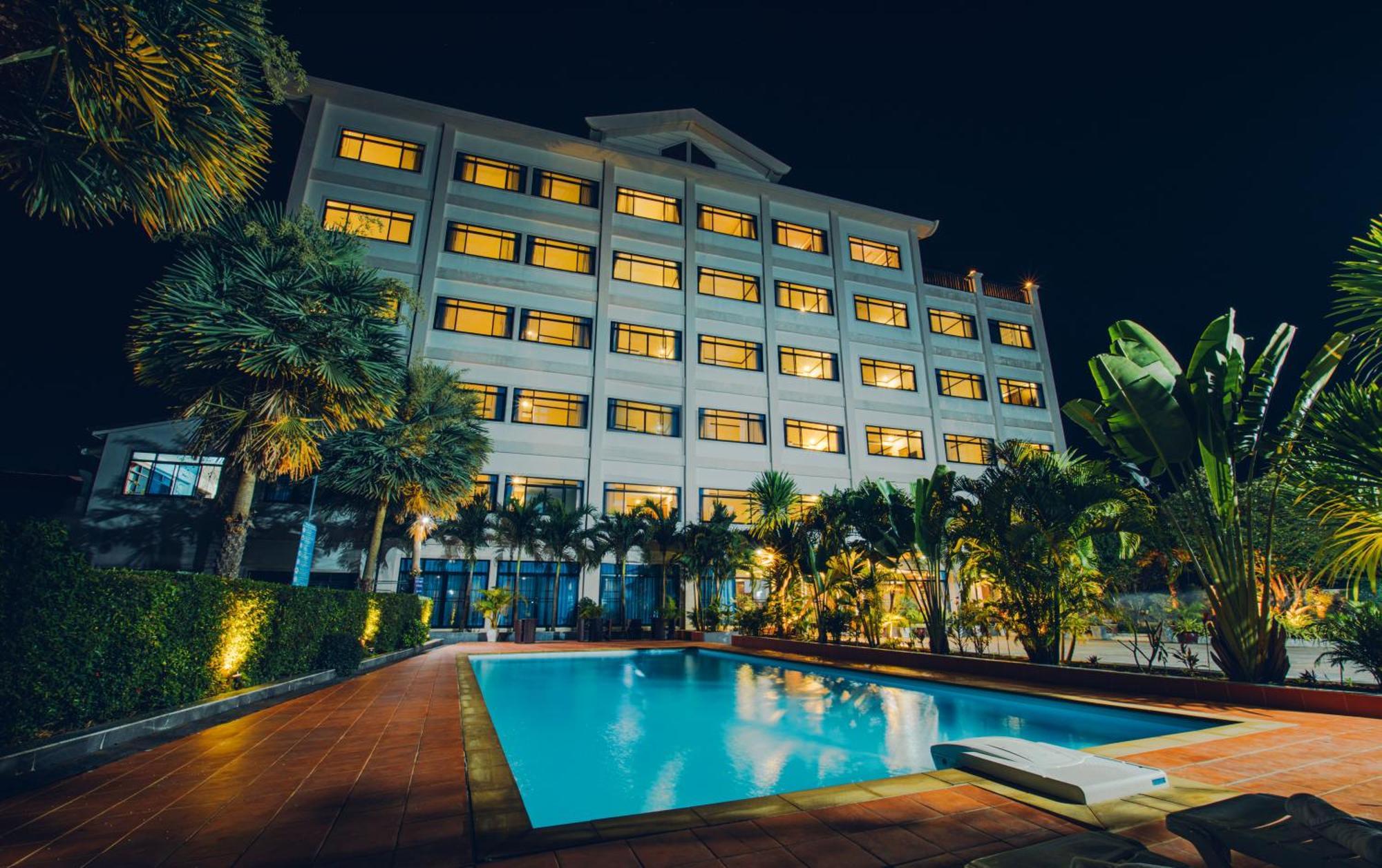 Sisombat Plaza Hotel Vang Vieng Exteriör bild